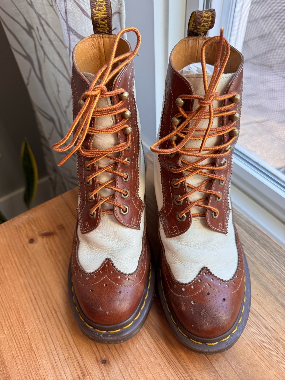 Dr. Martens Women’s 7 Brown White Brogue Wingtip Heeled Leather Boots - Picture 8 of 11